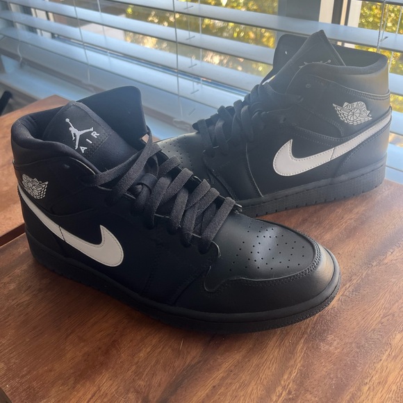 Air Jordan 1 Mid Black - Picture 3 of 7